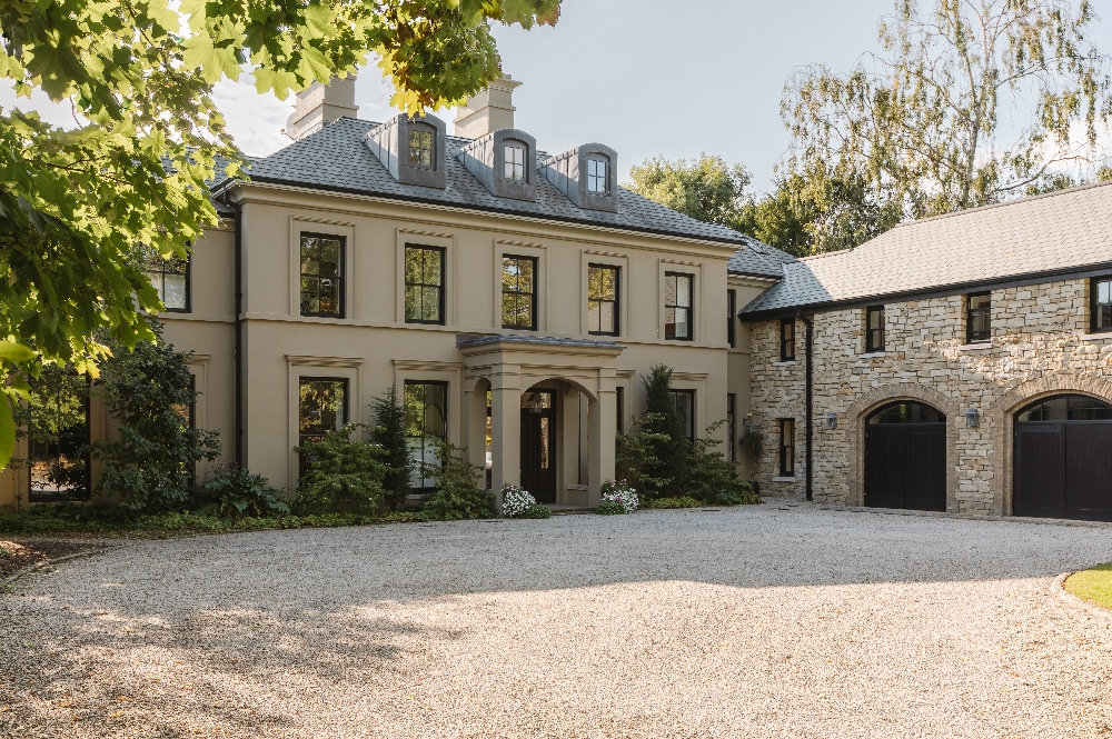  Inside Award-Winning Architect Des Ewing’s Neoclassical Buckinghamshire Home