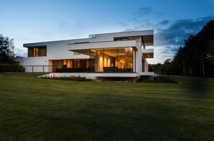 an-elegant-modern-villa-with-cantilevering-forms-overlooking-the-river-clyde-south-lanarkshire-8